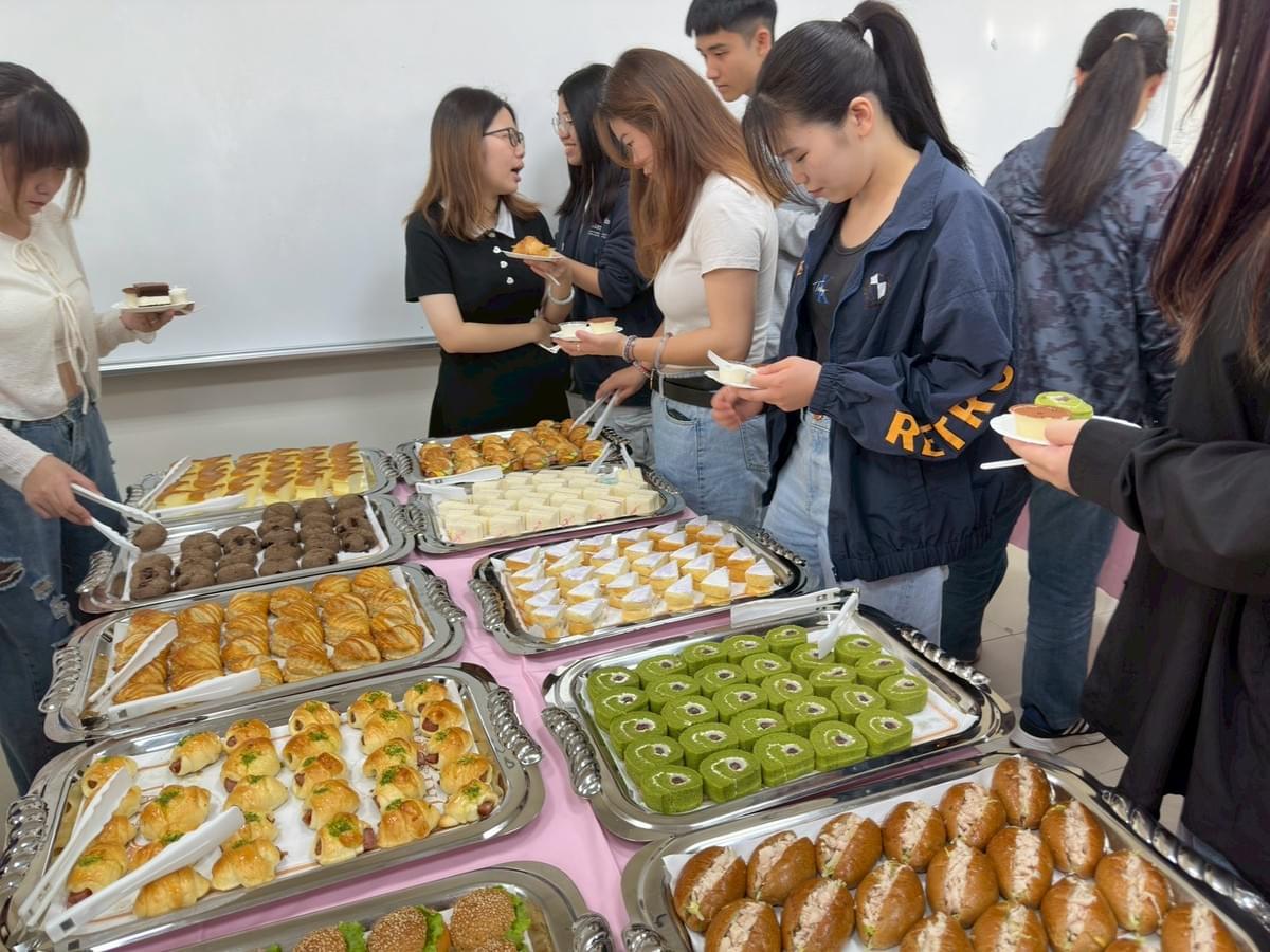 學生於迎新活動上開心享用餐點 學生於迎新活動上開心享用餐點
