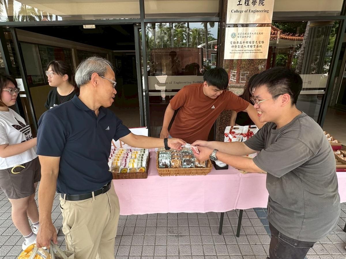 畢製團隊「暖暖堡」成員陳柏翰(右)向師長遞送商家名片 畢製團隊「暖暖堡」成員陳柏翰(右)向師長遞送商家名片