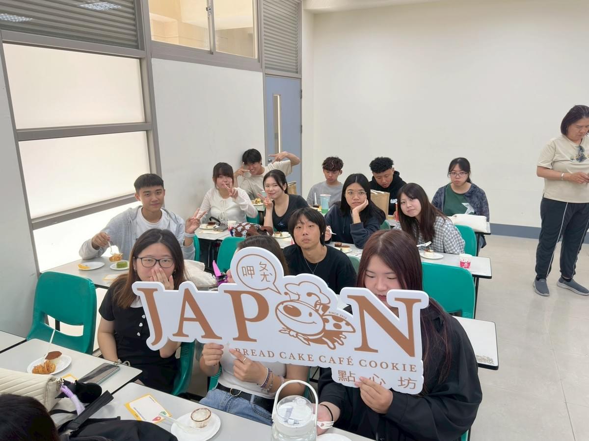參與迎新活動的學生一同合影 參與迎新活動的學生一同合影