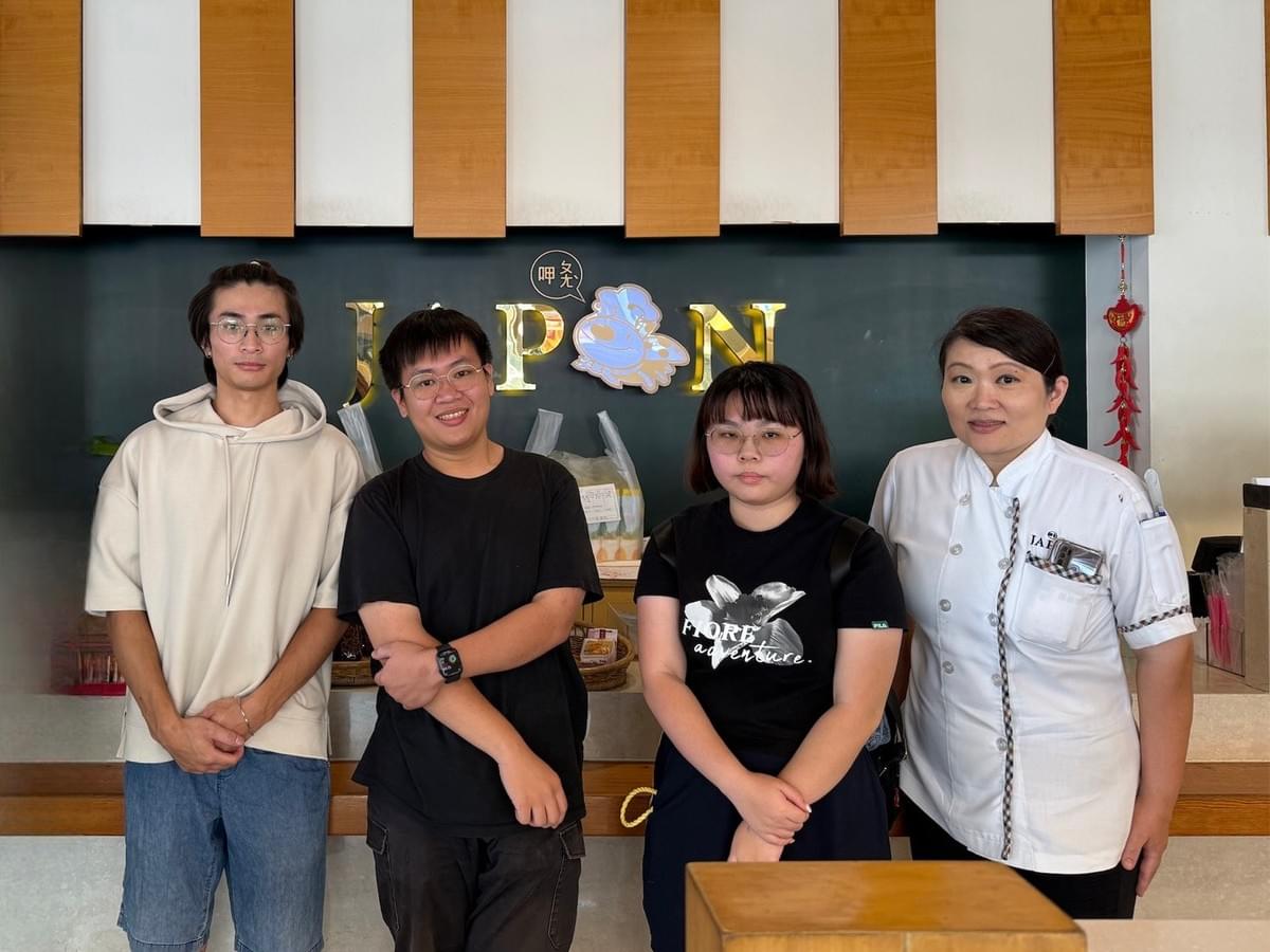 公廣系畢業製作團隊 「暖暖堡」攜手「JAPON點心坊」產學合作,與蔡雅淇店長(右1)合影 公廣系畢業製作團隊 「暖暖堡」攜手「JAPON點心坊」產學合作,與蔡雅淇店長(右1)合影