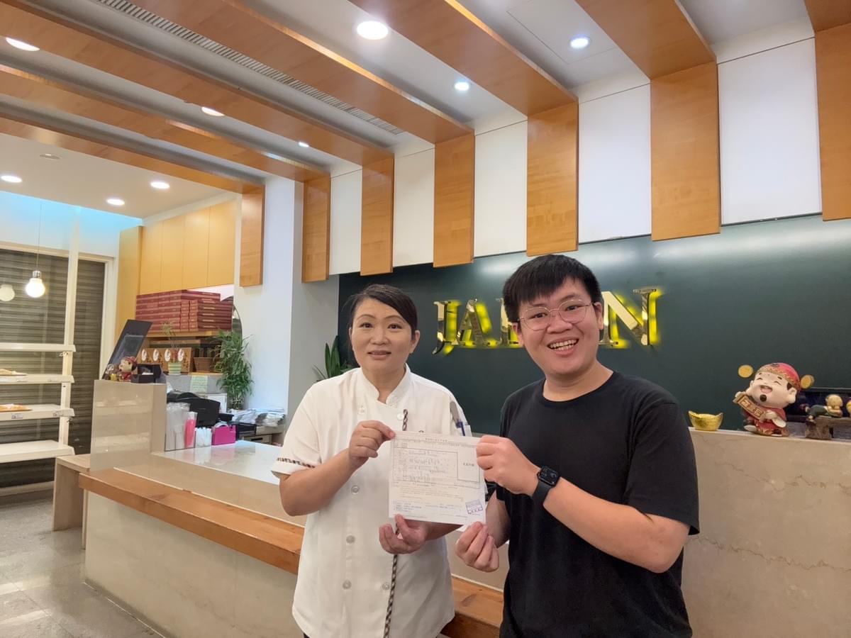 「暖暖堡」團隊成員陳柏翰(右)向店長蔡雅淇(左)遞交捐款證明 「暖暖堡」團隊成員陳柏翰(右)向店長蔡雅淇(左)遞交捐款證明