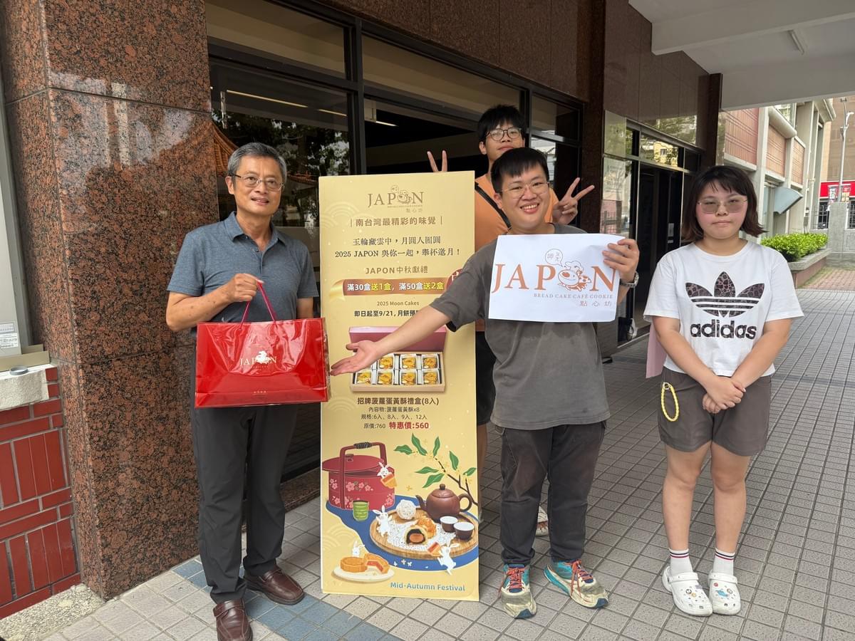 畢製團隊「暖暖堡」舉辦中秋節商品試吃活動現場,與親臨現場購買的師長合影 畢製團隊「暖暖堡」舉辦中秋節商品試吃活動現場,與親臨現場購買的師長合影