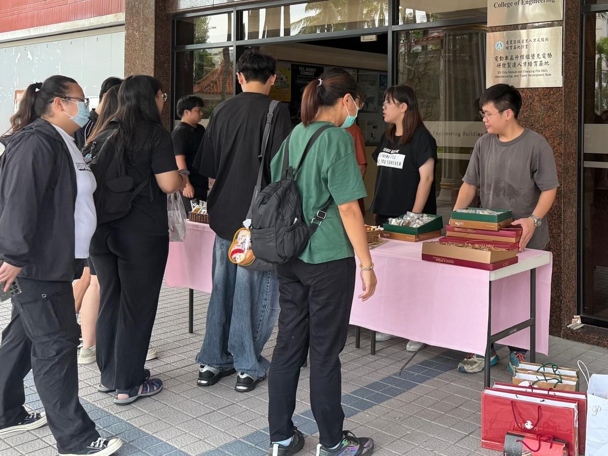 活動吸引多位師生駐足購買 活動吸引多位師生駐足購買