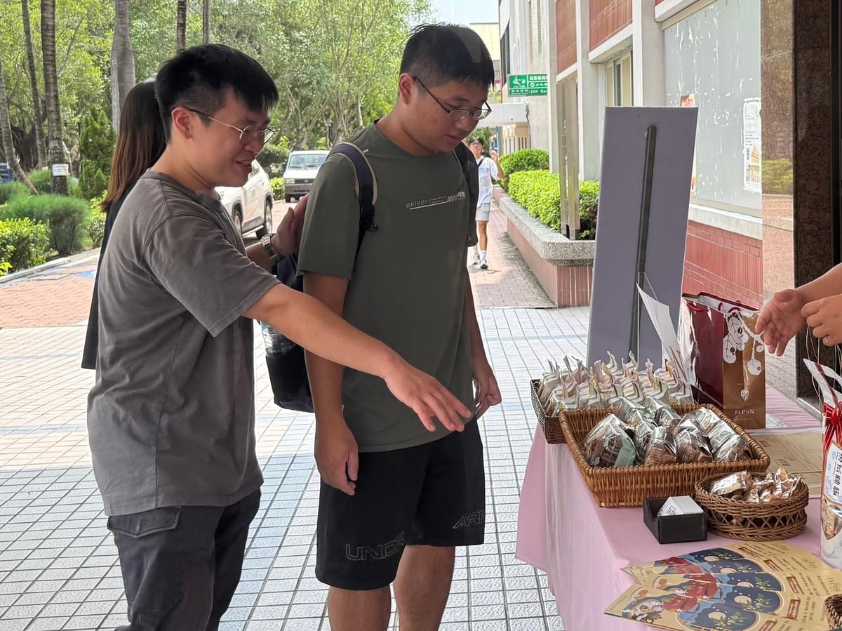 畢製團隊「暖暖堡」成員陳柏翰(左)於活動現場向學生介紹中秋限定月餅 畢製團隊「暖暖堡」成員陳柏翰(左)於活動現場向學生介紹中秋限定月餅