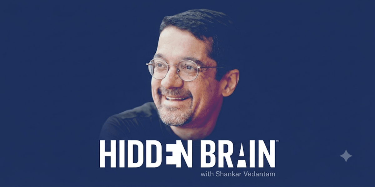 Portrait en gros plan de Shankar Vedantam, un homme souriant avec des lunettes rondes, sur un fond bleu foncé uni. Au bas de l’image, le titre écrit en grandes lettres blanches « Hidden Brain with Shankar Vedantam ». Portrait en gros plan de Shankar Vedantam, un homme souriant avec des lunettes rondes, sur un fond bleu foncé uni. Au bas de l’image, le titre écrit en grandes lettres blanches « Hidden Brain with Shankar Vedantam ».