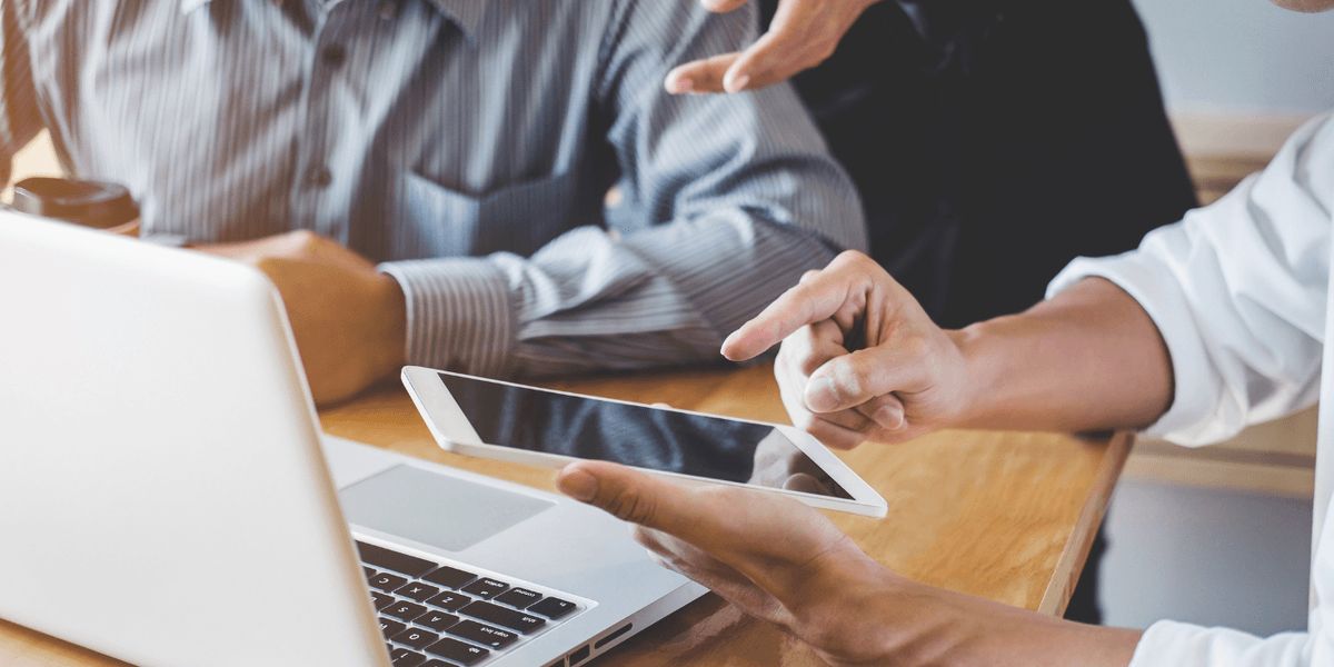 Réunion sur la rédaction d’un brief de communication efficace entre une agence et son client. Réunion sur la rédaction d’un brief de communication efficace entre une agence et son client.