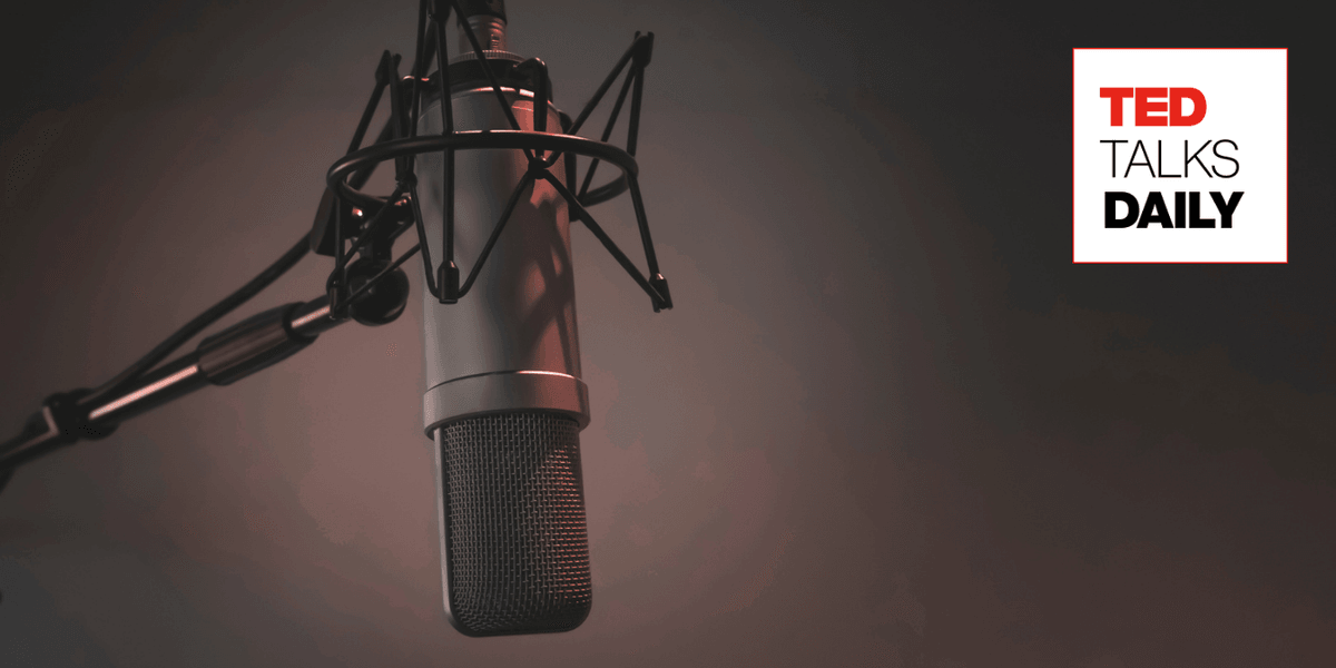 Gros plan sur un microphone de studio professionnel suspendu sur un fond sombre et épuré. En haut à droite, le logo carré blanc avec l’inscription en lettres noires et rouges « Ted Talks Daily ». Gros plan sur un microphone de studio professionnel suspendu sur un fond sombre et épuré. En haut à droite, le logo carré blanc avec l’inscription en lettres noires et rouges « Ted Talks Daily ».