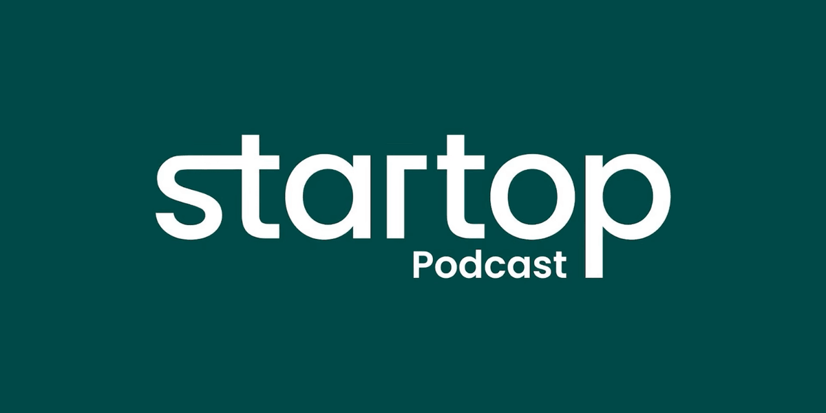 Logo épuré sur fond vert forêt uni affichant le mot « startop » écrit en lettres minuscules blanches et stylisées, complété en dessous par le mot « Podcast » également en blanc. Logo épuré sur fond vert forêt uni affichant le mot « startop » écrit en lettres minuscules blanches et stylisées, complété en dessous par le mot « Podcast » également en blanc.