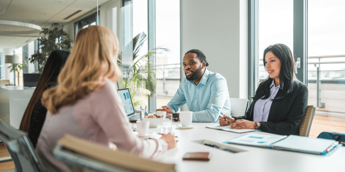 Rencontre entre un client et une agence de communication à propos d’un brief. Rencontre entre un client et une agence de communication à propos d’un brief.