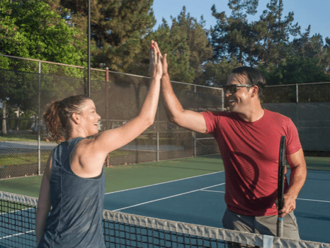 faire sport tennis retraite activité sportive retraités étudiants cohabitation intergénérationnelle colibree intergénération faire sport tennis retraite activité sportive retraités étudiants cohabitation intergénérationnelle colibree intergénération