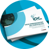 Imagem com a capa metade branca e metade azul clara do documento guia de descarbonização de portfólios em um fundo predominantemente azul mais escuro Imagem com a capa metade branca e metade azul clara do documento guia de descarbonização de portfólios em um fundo predominantemente azul mais escuro