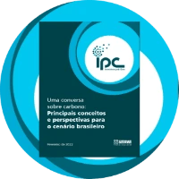 Imagem com a capa verde escura do documento uma conversa sobre carbono: principais conceitos e perspectivas para o cenário brasileiro em um fundo predominantemente azul Imagem com a capa verde escura do documento uma conversa sobre carbono: principais conceitos e perspectivas para o cenário brasileiro em um fundo predominantemente azul