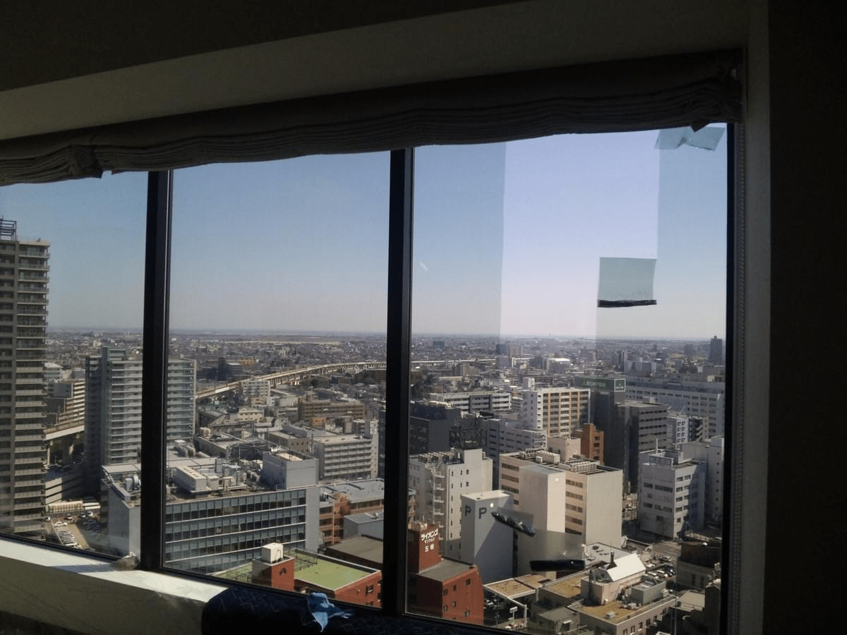 高層マンションの窓ガラスフィルム剥離工事写真 高層マンションの窓ガラスフィルム剥離工事写真