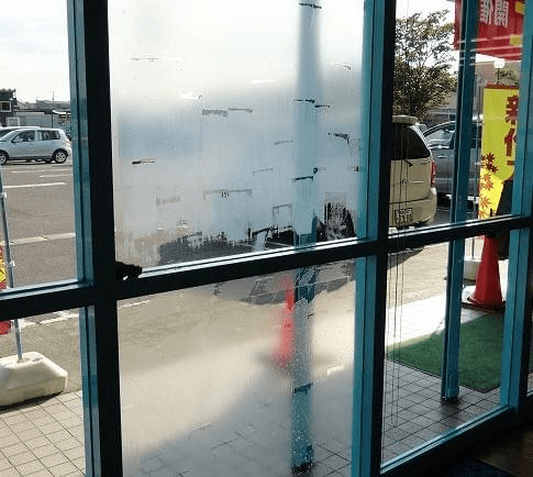 フィルムの貼替工事|フィルム剥離後に窓ガラス全体に糊が残っています フィルムの貼替工事|フィルム剥離後に窓ガラス全体に糊が残っています