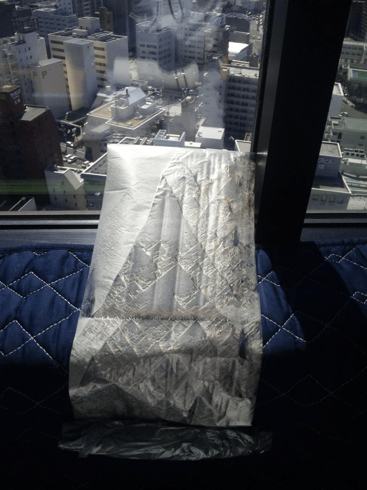 劣化した透明遮熱フィルムの貼替え工事 劣化した透明遮熱フィルムの貼替え工事