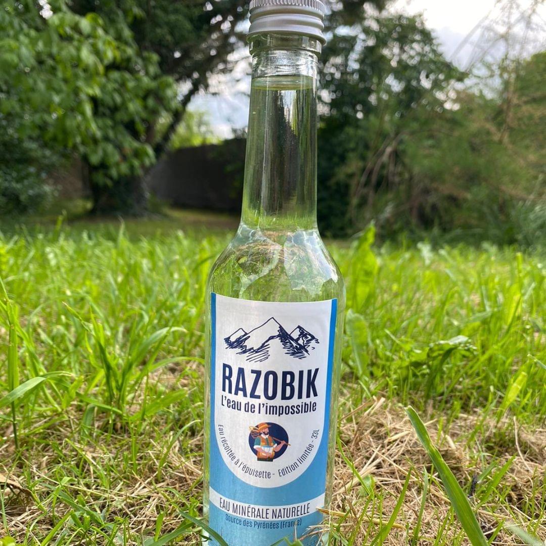 Bouteille d'eau Razobik : L'eau de l'Impossible - La 1ère eau minérale naturelle récoltée à l'épuisette. Bouteille d'eau Razobik : L'eau de l'Impossible - La 1ère eau minérale naturelle récoltée à l'épuisette.