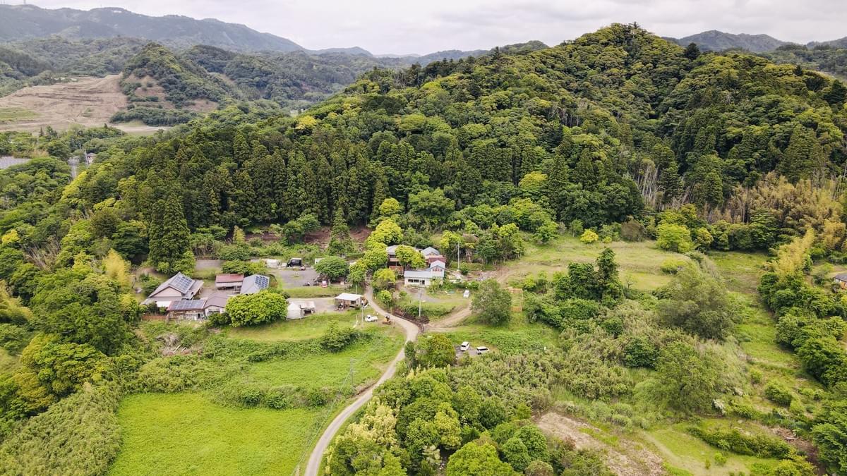 山の緑に囲まれ、建物やテントが点在する千葉県富津市の和心村 山の緑に囲まれ、建物やテントが点在する千葉県富津市の和心村