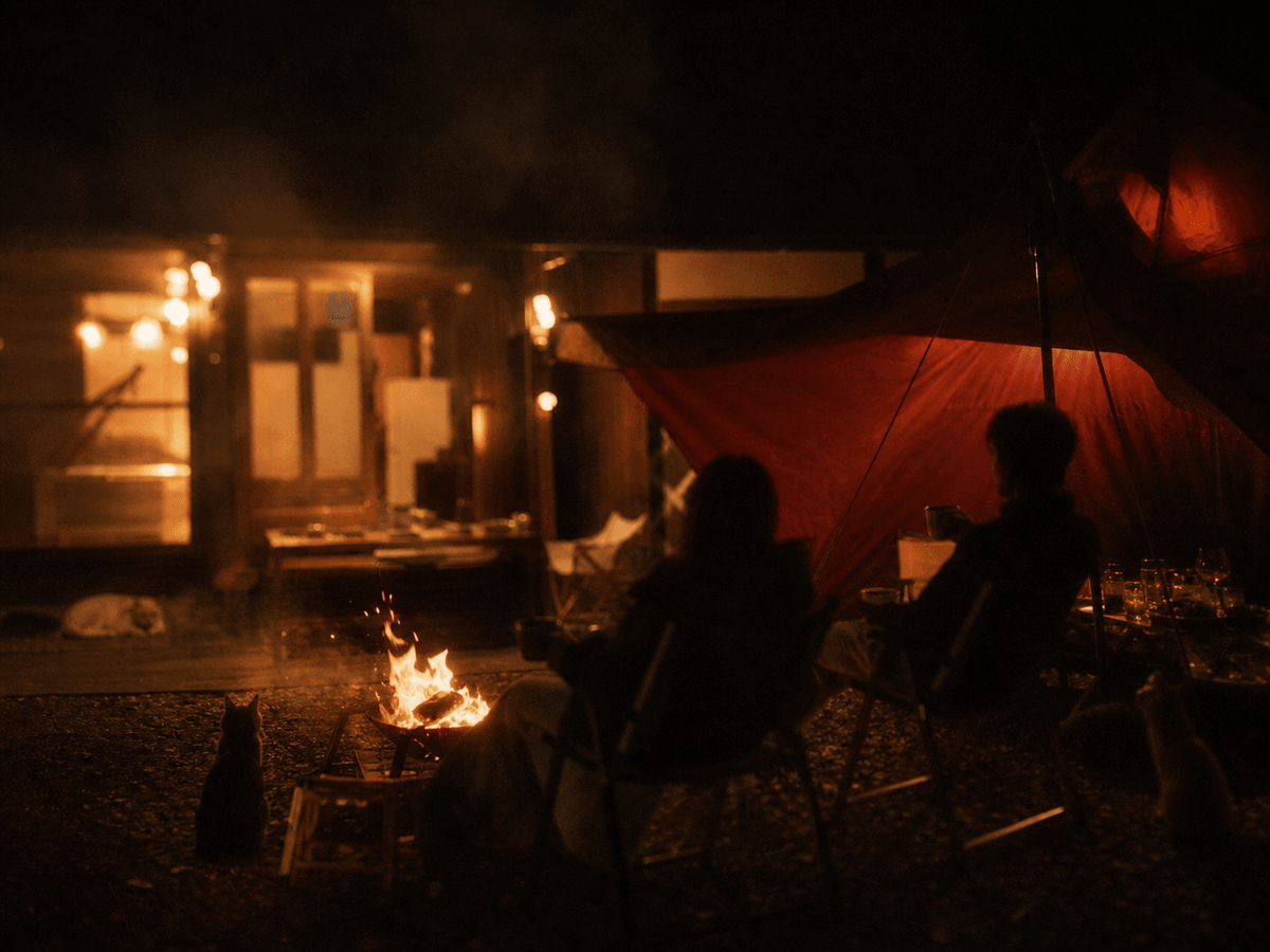 和心村の夜、焚き火のそばで猫と人が静かに過ごす時間 和心村の夜、焚き火のそばで猫と人が静かに過ごす時間