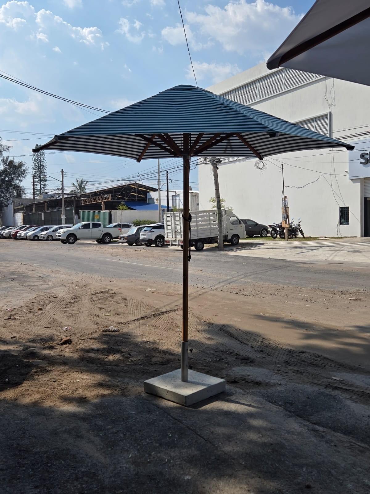 sombrilla de madera para playa y club privado. sombrilla de madera para playa y club privado.