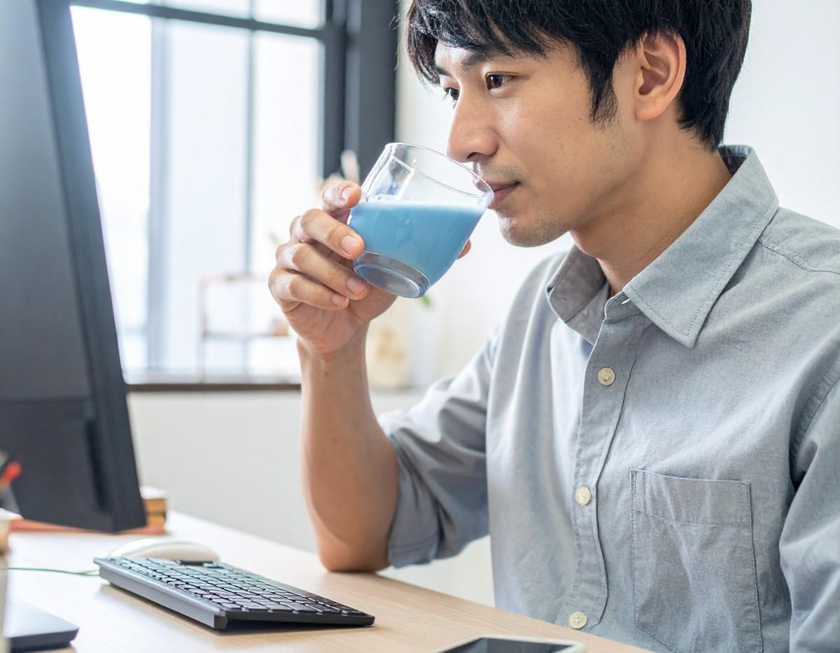 PC作業の合間にWACHAのブルー抹茶を飲む30代男性の声。やさしい甘さと香りで気分転換になる口コミ画像 PC作業の合間にWACHAのブルー抹茶を飲む30代男性の声。やさしい甘さと香りで気分転換になる口コミ画像