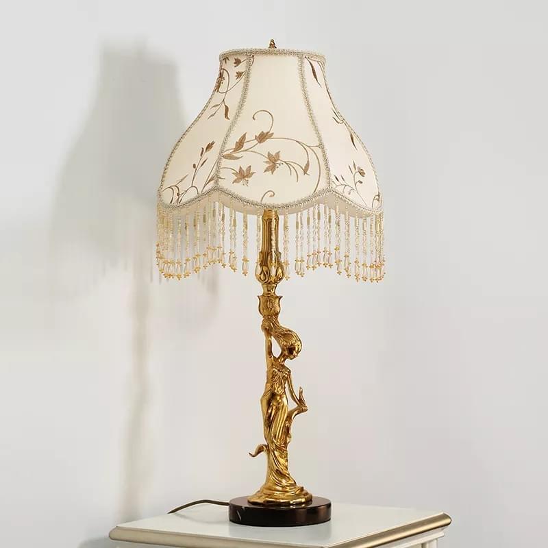 Elegant brass table lamp for girls’ bedroom with classic design and warm lighting Elegant brass table lamp for girls’ bedroom with classic design and warm lighting