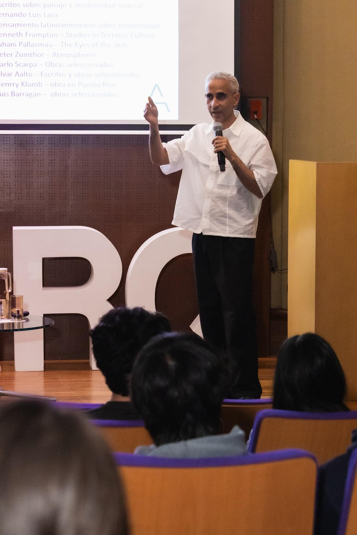 Arq. Eliseo Berrios impartiendo una charla en el Technológíco de Monterrey en México Arq. Eliseo Berrios impartiendo una charla en el Technológíco de Monterrey en México