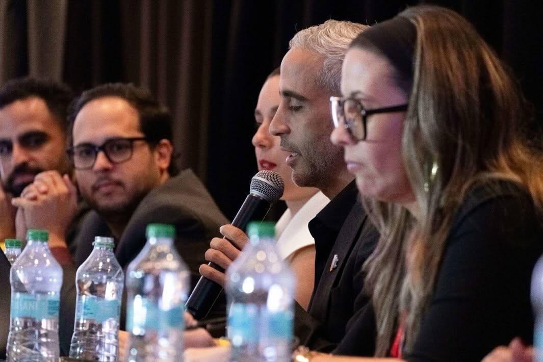 Arq. Eliseo Berrios con la Junta de AIAPR Arq. Eliseo Berrios con la Junta de AIAPR