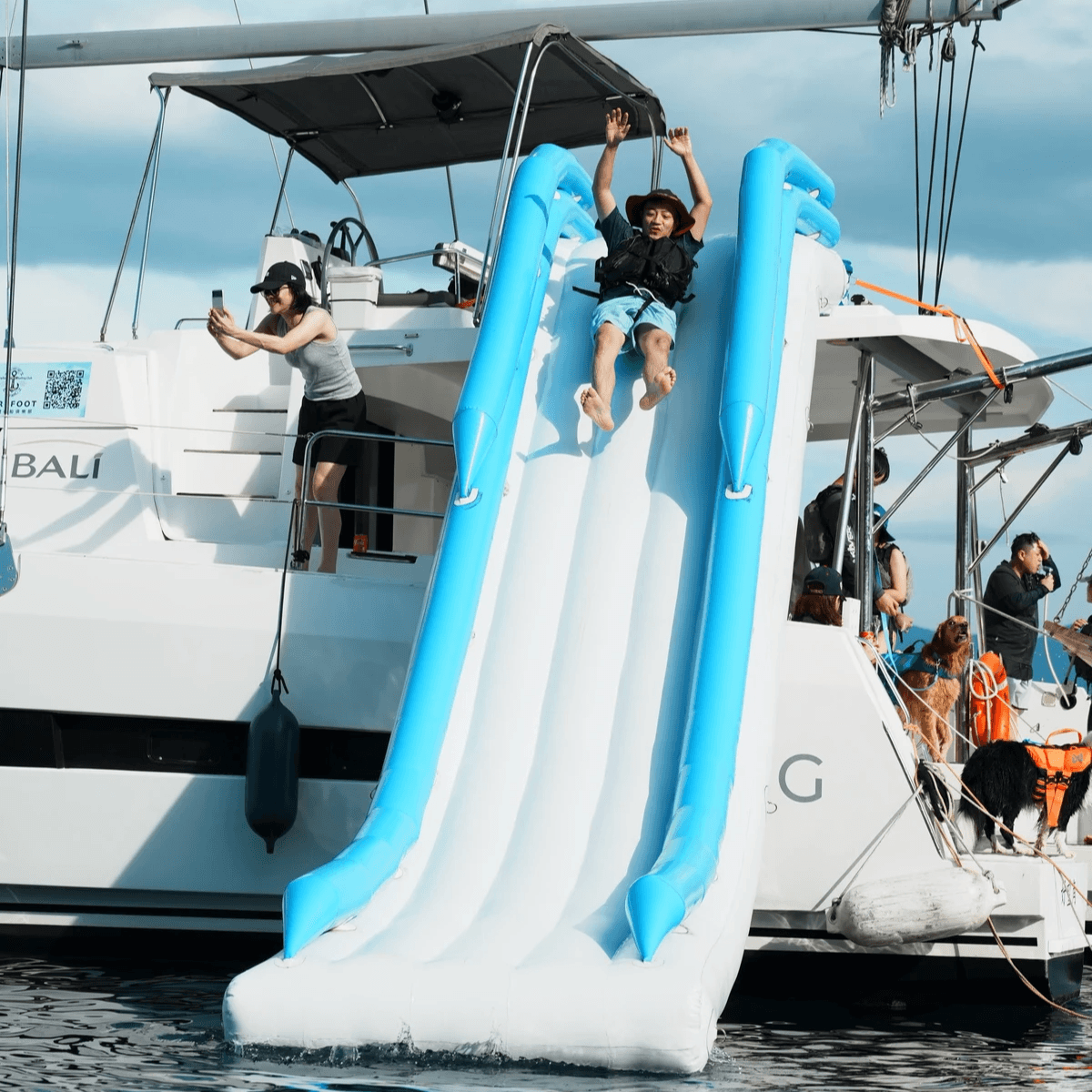 光腳海人包船獨享大型海上溜滑梯,好玩又刺激! 光腳海人包船獨享大型海上溜滑梯,好玩又刺激!