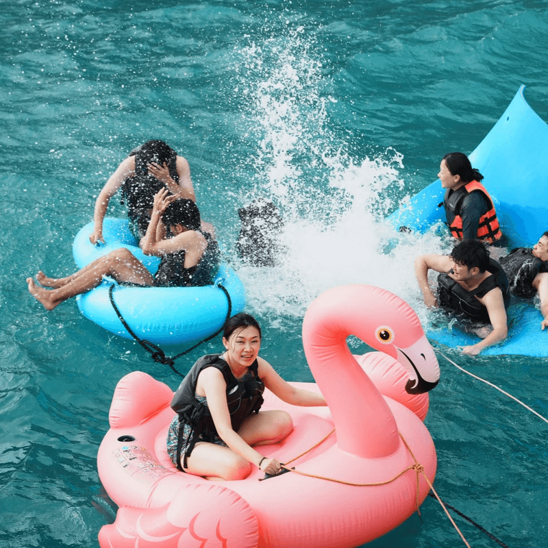 光腳海人包船獨享黃色小鴨、紅火鶴等多種大型充氣浮具,好玩又好拍! 光腳海人包船獨享黃色小鴨、紅火鶴等多種大型充氣浮具,好玩又好拍!