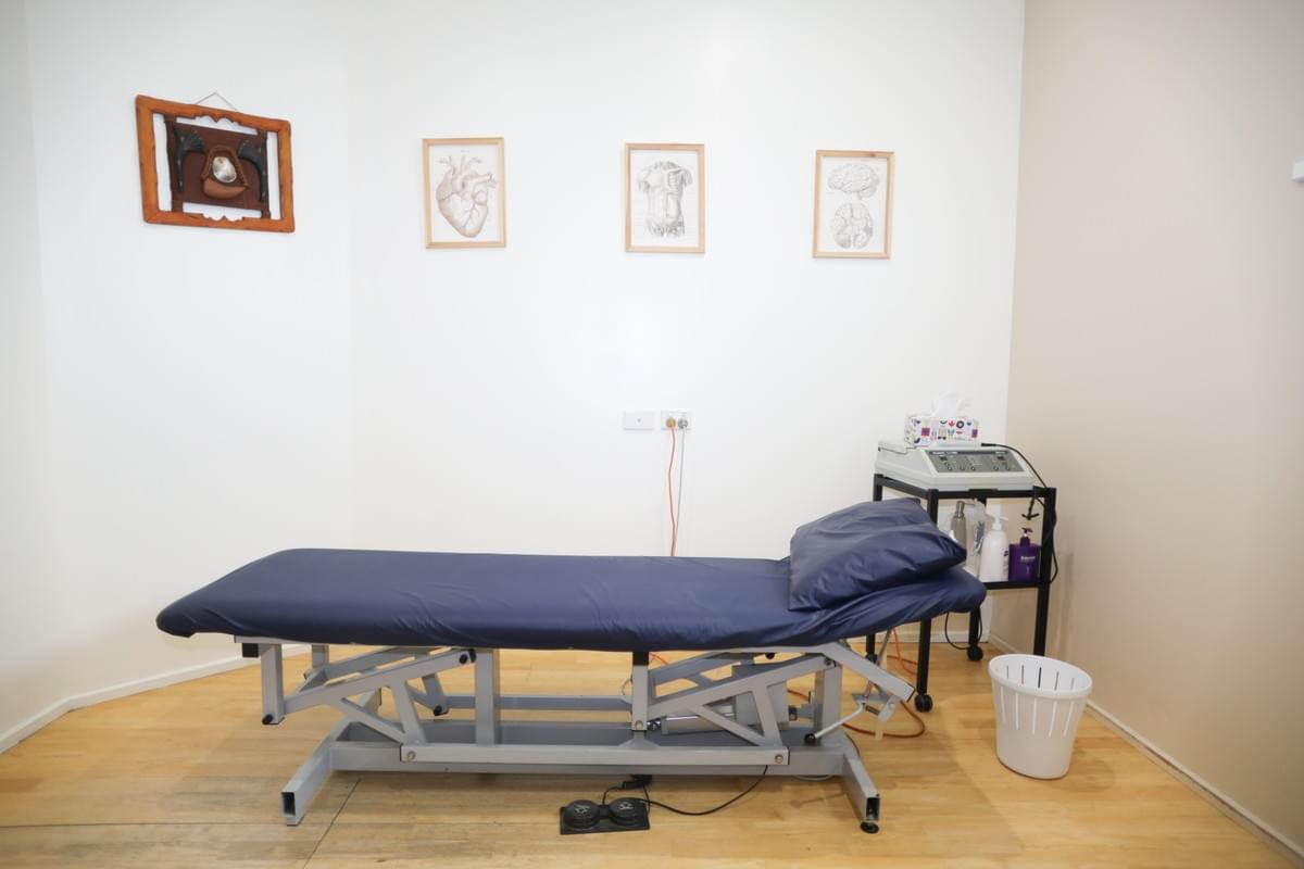 Your journey to a pain-free life starts here. Let us guide you with expert hands-on treatment and tailored wellness solutions. Experience Personalized Physiotherapy Care We help your body stay pain-free, mobile, and functional so you can keep doing what you love. We strive to give every client personalised hands-on treatment & care that addresses their immediate need, as well as long term goals with thorough assessments, treatments and plans that are backed by evidence, all in a comfortable and welcoming environment. We actively educate and influence accountability of our clients and local community through their time in clinic and a variety of content.
Gen pop - need treatment for pain, injuries, post surgery needs. Also natural health solution seekers. Your journey to a pain-free life starts here. Let us guide you with expert hands-on treatment and tailored wellness solutions. Experience Personalized Physiotherapy Care We help your body stay pain-free, mobile, and functional so you can keep doing what you love. We strive to give every client personalised hands-on treatment & care that addresses their immediate need, as well as long term goals with thorough assessments, treatments and plans that are backed by evidence, all in a comfortable and welcoming environment. We actively educate and influence accountability of our clients and local community through their time in clinic and a variety of content.
Gen pop - need treatment for pain, injuries, post surgery needs. Also natural health solution seekers.