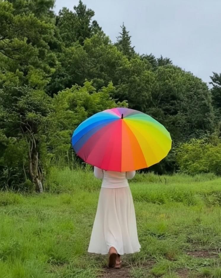雨の日の和心村で楽しむレインボー傘写真 雨の日の和心村で楽しむレインボー傘写真