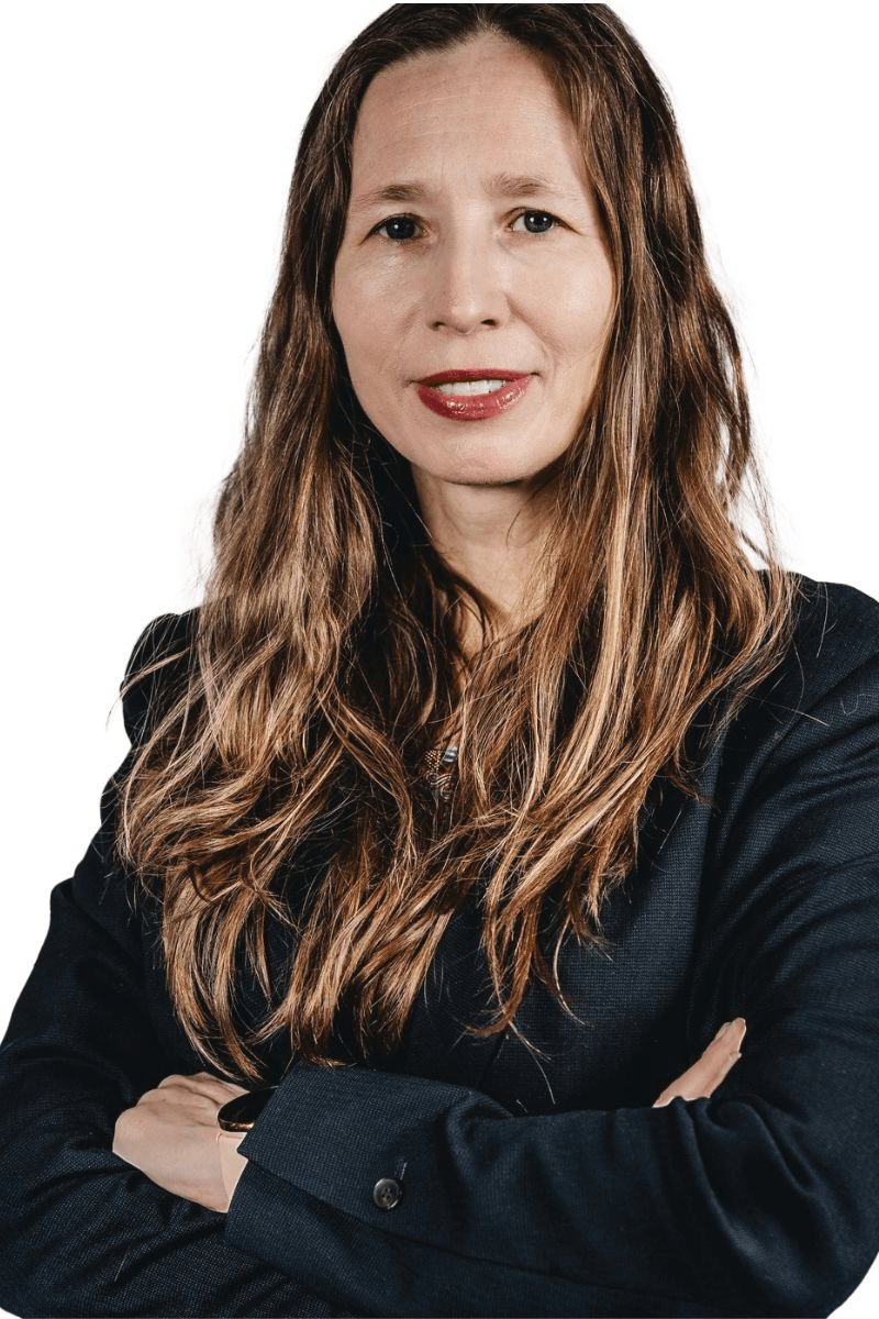 Zdjęcie przedstawiające Iwonę Janicką - uśmiechniętą kobietę w długich włosach, skrzyżowane ręce z przodu. Zdjęcie przedstawiające Iwonę Janicką - uśmiechniętą kobietę w długich włosach, skrzyżowane ręce z przodu.