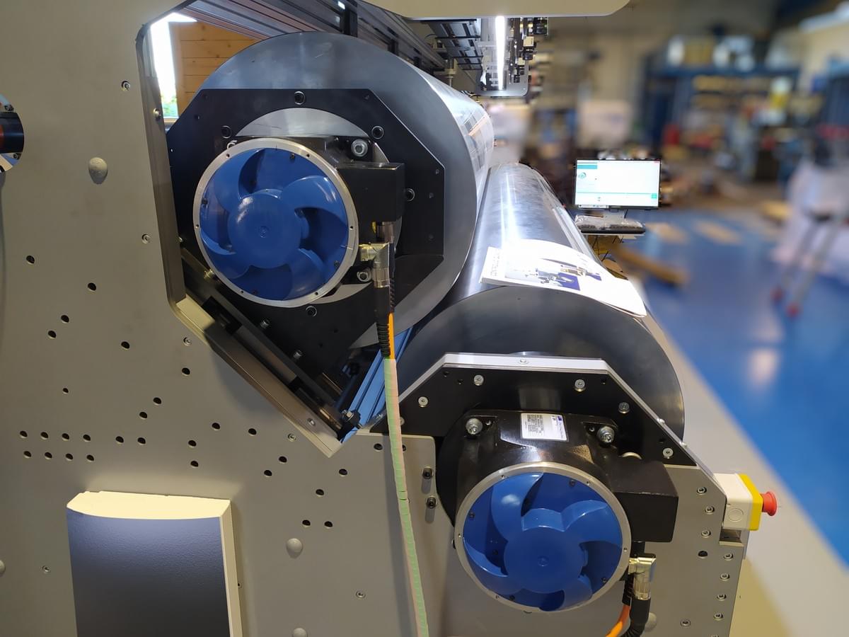 The smart vision system recognizes the marks on the plates and matches them with the virtual image The smart vision system recognizes the marks on the plates and matches them with the virtual image