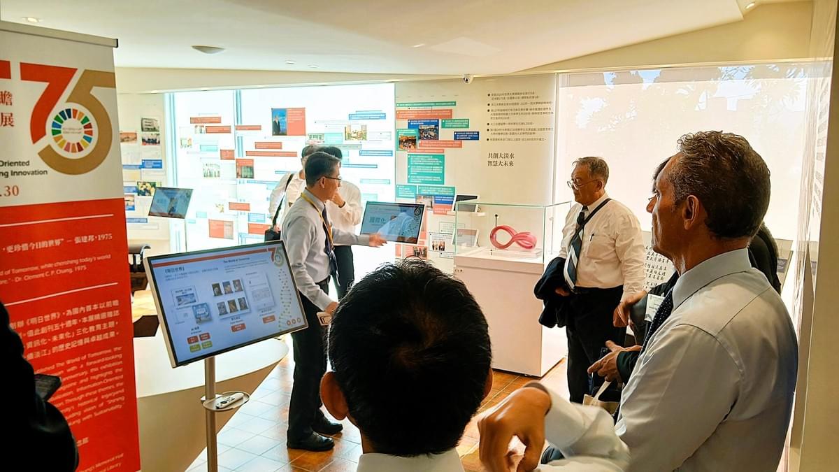 介紹《明日世界-淡江人前瞻創新的未來化DNA》特展(攝影/圖書館鄒珊熹) 介紹《明日世界-淡江人前瞻創新的未來化DNA》特展(攝影/圖書館鄒珊熹)