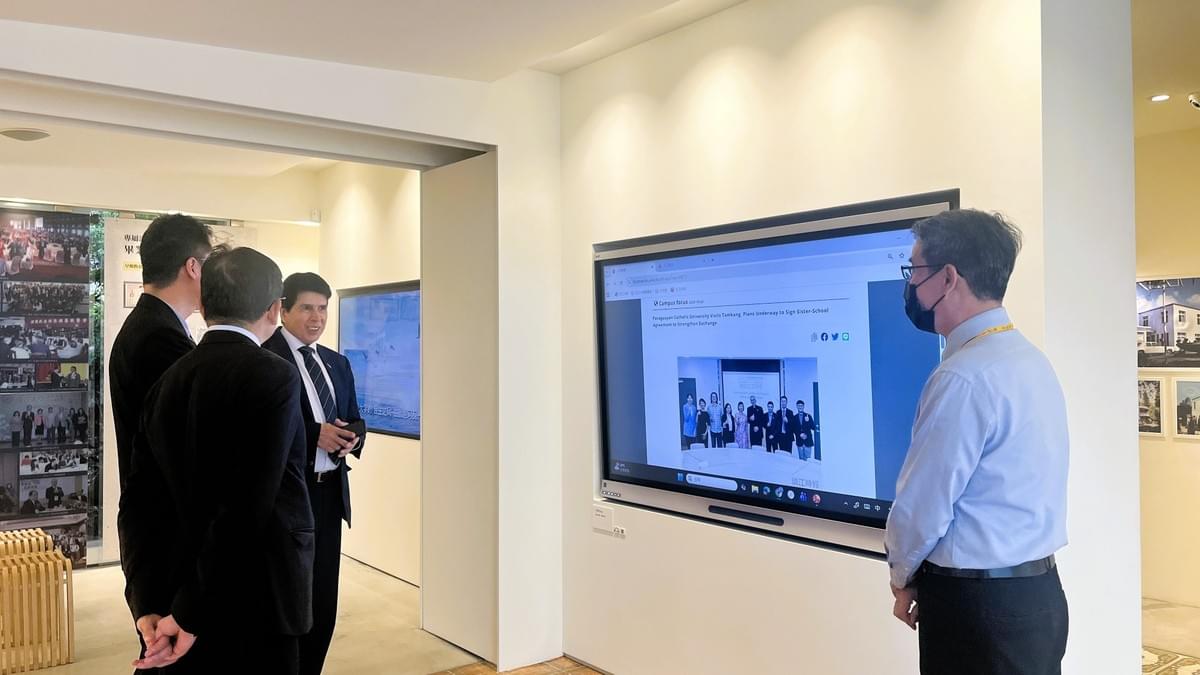 透過電子白板檢索《淡江時報》資料庫,展現本校與巴拉圭長年來的深厚交流與合作。(攝影/圖書館蔡羽彤) 透過電子白板檢索《淡江時報》資料庫,展現本校與巴拉圭長年來的深厚交流與合作。(攝影/圖書館蔡羽彤)