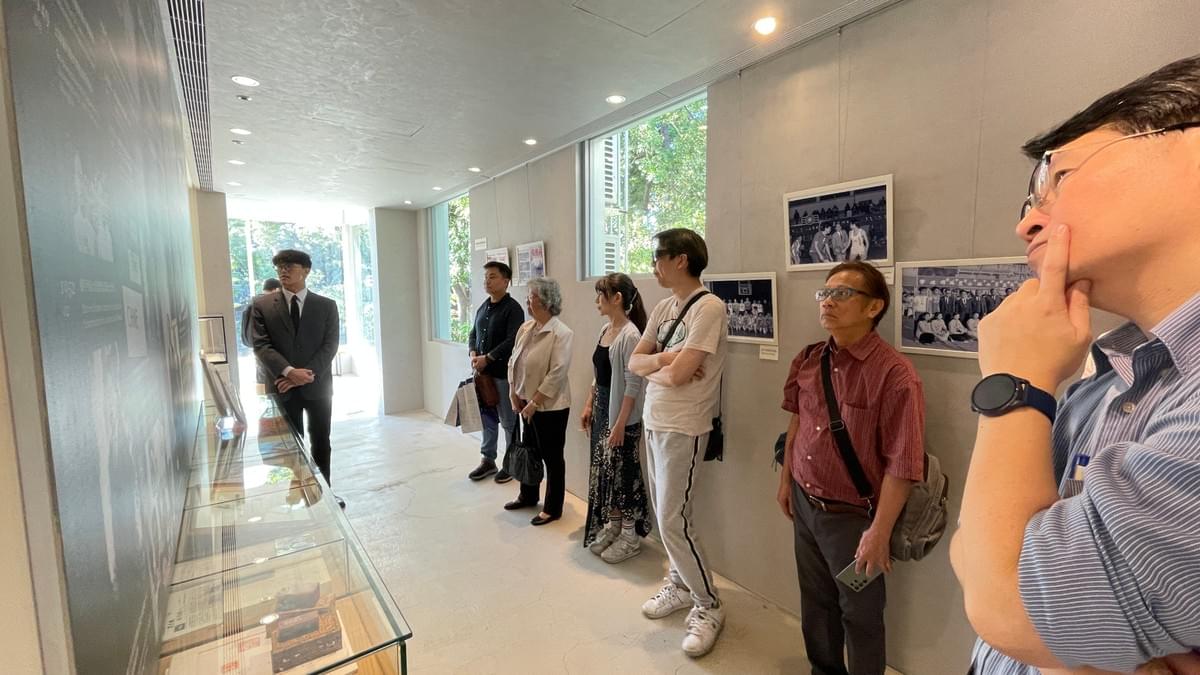 覺生紀念圖書館前館長黃鴻珠(左三)、資圖系校友會會長牛漢傑(左二)及多位校友蒞臨參觀,由校史館工讀生日文系陳奕安導覽解說(攝影/圖書館何政興) 覺生紀念圖書館前館長黃鴻珠(左三)、資圖系校友會會長牛漢傑(左二)及多位校友蒞臨參觀,由校史館工讀生日文系陳奕安導覽解說(攝影/圖書館何政興)