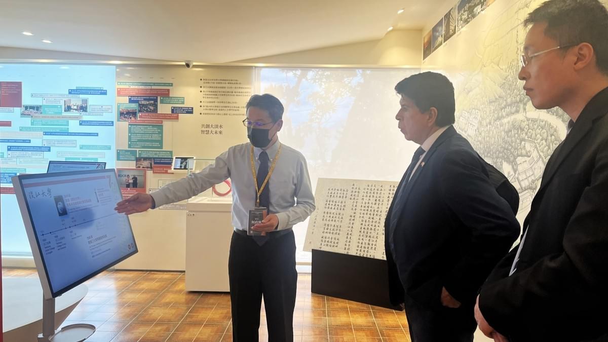 重點呈現75週年校慶《明日世界-淡江人前瞻創新的未來化DNA》特展內容,並運用AI工具製作西班牙文摘要影片。(攝影/圖書館蔡羽彤) 重點呈現75週年校慶《明日世界-淡江人前瞻創新的未來化DNA》特展內容,並運用AI工具製作西班牙文摘要影片。(攝影/圖書館蔡羽彤)