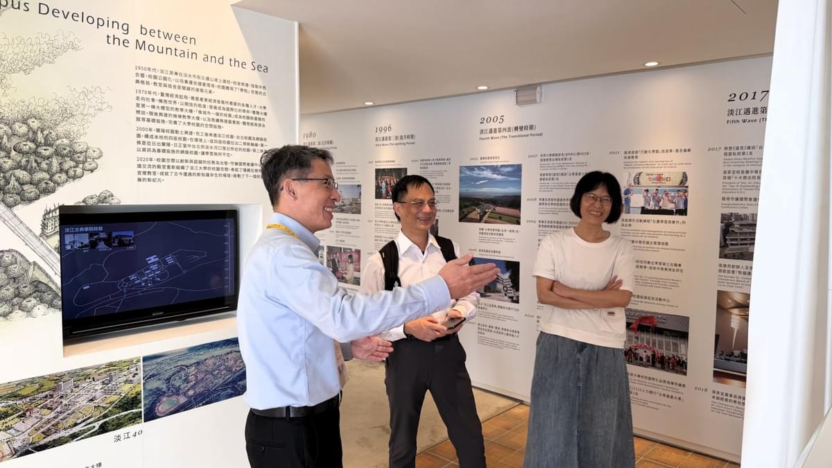 教資系(現資圖系)校友姜義台蒞臨參觀《明日世界-淡江人前瞻創新的未來化DNA》特展(攝影/圖書館陳莆升) 教資系(現資圖系)校友姜義台蒞臨參觀《明日世界-淡江人前瞻創新的未來化DNA》特展(攝影/圖書館陳莆升)