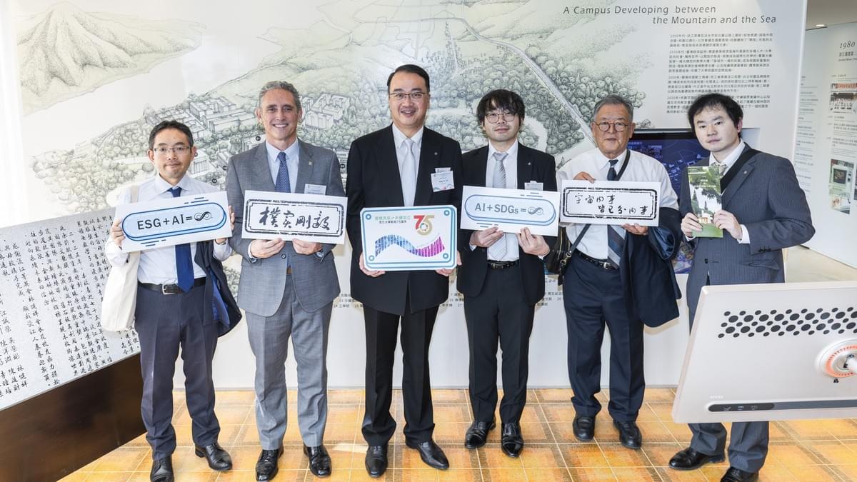 姊妹校外賓於校史館合影留念,由左至右分別是早稻田大學(Waseda University)臺北國際交流中心所長津村聰(Mr. Satoshi Tsumura)、西班牙阿爾卡拉大學(University of Alcalá)國際事務副校長 Prof. Julio Cañero Serrano、城西大學(Josai University)副校長兼國際教育中心主任于洋(Dr. Yang Yu)與行政主管田口信一(Mr. Shinichi Taguchi)、長崎外國語大學(Nagasaki University of Foreign Studies)校長石川昭仁(Dr. Akihito Ishikawa)、立命館大學(Ritsumeikan University)全球規劃與合作辦公室執行董事上野隆三(Mr. Ryuzo Ueno)。 (照片由秘書處 / 淡江時報與媒體中心提供) 姊妹校外賓於校史館合影留念,由左至右分別是早稻田大學(Waseda University)臺北國際交流中心所長津村聰(Mr. Satoshi Tsumura)、西班牙阿爾卡拉大學(University of Alcalá)國際事務副校長 Prof. Julio Cañero Serrano、城西大學(Josai University)副校長兼國際教育中心主任于洋(Dr. Yang Yu)與行政主管田口信一(Mr. Shinichi Taguchi)、長崎外國語大學(Nagasaki University of Foreign Studies)校長石川昭仁(Dr. Akihito Ishikawa)、立命館大學(Ritsumeikan University)全球規劃與合作辦公室執行董事上野隆三(Mr. Ryuzo Ueno)。 (照片由秘書處 / 淡江時報與媒體中心提供)