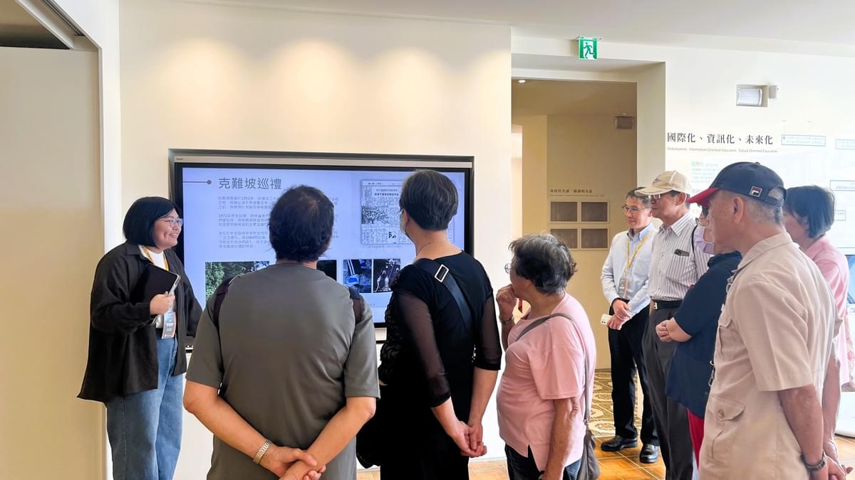 校史館工讀生化材系碩士班林怡婷(左一)介紹本校克難坡巡禮起源,與來賓一起回味本校歷史故事(攝影/圖書館蔡羽彤) 校史館工讀生化材系碩士班林怡婷(左一)介紹本校克難坡巡禮起源,與來賓一起回味本校歷史故事(攝影/圖書館蔡羽彤)