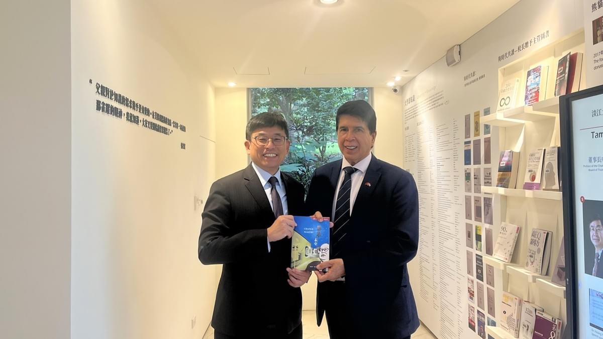 國際長葉劍木代表致贈由本校未來化委員會出版的75週年校慶紀念專書《築夢未來 Change Makers》。(攝影/圖書館蔡羽彤) 國際長葉劍木代表致贈由本校未來化委員會出版的75週年校慶紀念專書《築夢未來 Change Makers》。(攝影/圖書館蔡羽彤)