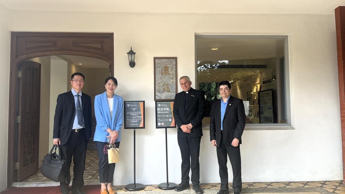 巴拉圭天主教大學校長Pbro. Dr. Cristino Bohnert Bauer(右二)、主任秘書Pbro. Mg. Sergio Ayala Viveros(右一)及教育部國際司二等教育秘書陳鈺林(左一)蒞臨校史館,由本校國際暨兩岸事務處秘書兼交流組組長朱心瑩(左二)陪同參觀。(攝影/圖書館蔡羽彤) 巴拉圭天主教大學校長Pbro. Dr. Cristino Bohnert Bauer(右二)、主任秘書Pbro. Mg. Sergio Ayala Viveros(右一)及教育部國際司二等教育秘書陳鈺林(左一)蒞臨校史館,由本校國際暨兩岸事務處秘書兼交流組組長朱心瑩(左二)陪同參觀。(攝影/圖書館蔡羽彤)