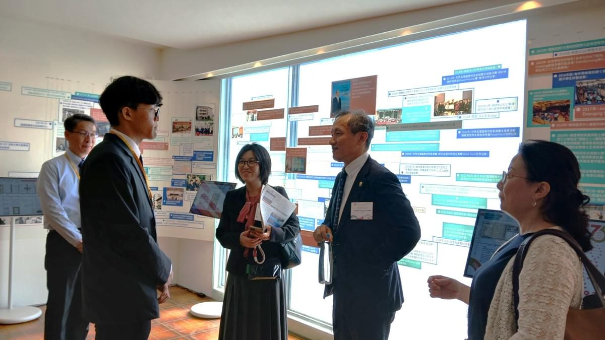 中央學院大學校長大村芳昭(右二)與校史館接待工讀生日文系陳奕安(左二)以日文親切對談(攝影/圖書館鄒珊熹) 中央學院大學校長大村芳昭(右二)與校史館接待工讀生日文系陳奕安(左二)以日文親切對談(攝影/圖書館鄒珊熹)