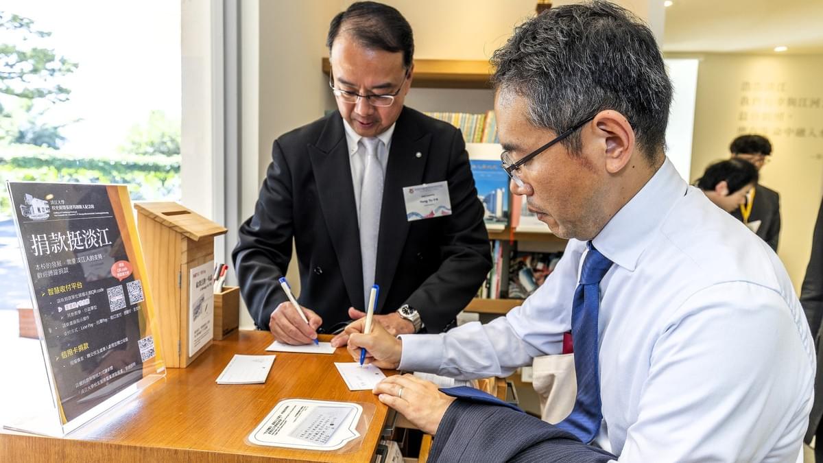 姊妹校貴賓在祝福卡片上留下對本校的誠摯祝賀(照片由秘書處 / 淡江時報與媒體中心提供) 姊妹校貴賓在祝福卡片上留下對本校的誠摯祝賀(照片由秘書處 / 淡江時報與媒體中心提供)