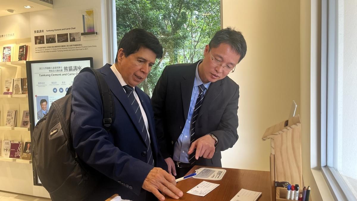 Cohene Velázquez校長在留言卡寫下給本校的祝福。(攝影/圖書館蔡羽彤) Cohene Velázquez校長在留言卡寫下給本校的祝福。(攝影/圖書館蔡羽彤)