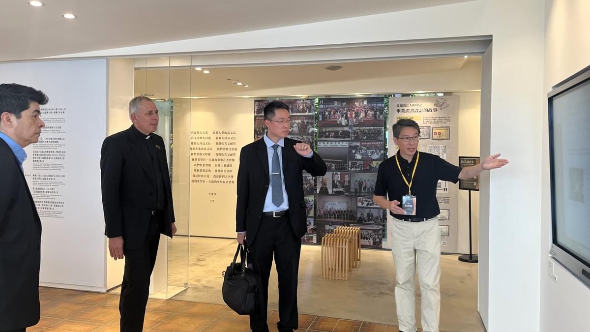 透過電子白板檢索《淡江時報》資料庫,展現本校與巴拉圭長年來的深厚交流與合作。(攝影/圖書館蔡羽彤) 透過電子白板檢索《淡江時報》資料庫,展現本校與巴拉圭長年來的深厚交流與合作。(攝影/圖書館蔡羽彤)