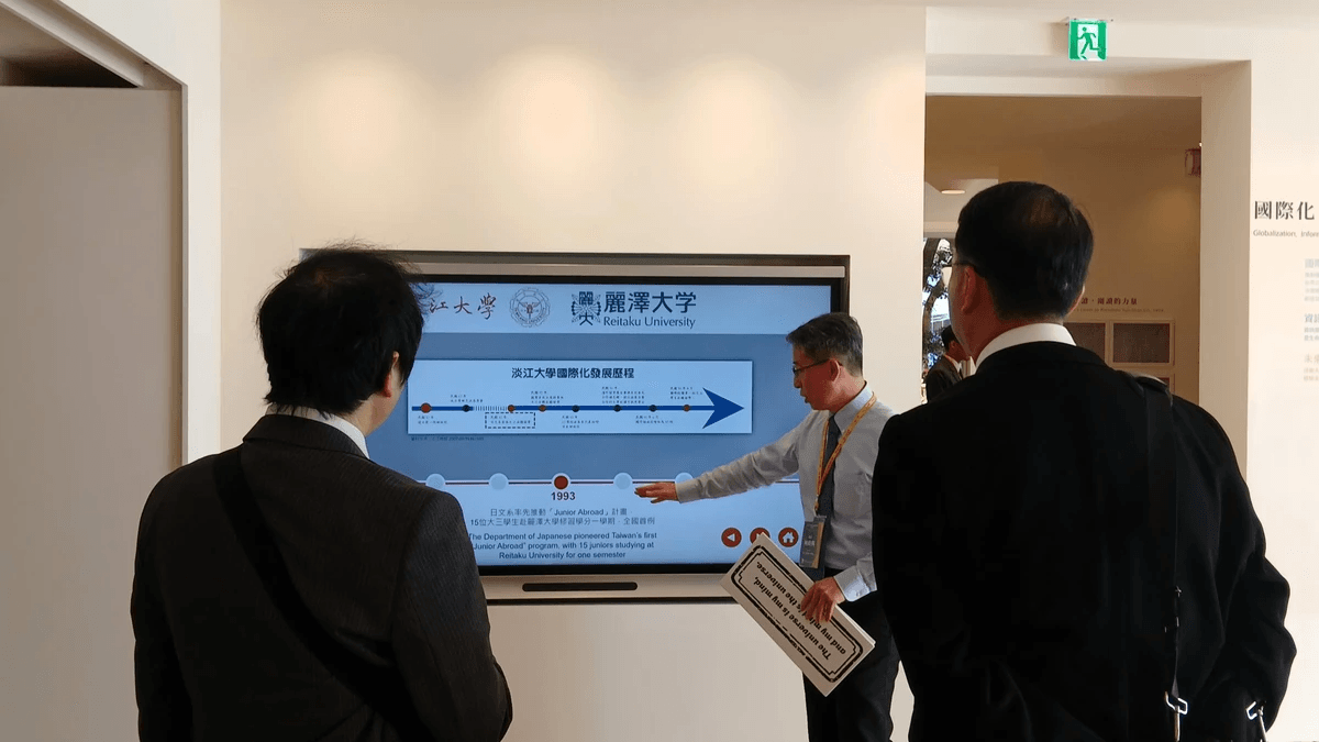 利用大事紀ing觸控螢幕介紹本校國際交流發展(攝影/圖書館鄒珊熹) 利用大事紀ing觸控螢幕介紹本校國際交流發展(攝影/圖書館鄒珊熹)