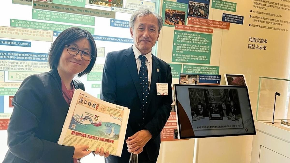 中央學院大學校長大村芳昭(右)及行政人員邢燕(左)於兩校簽約照片前合影留念(攝影/日文系廖育卿老師) 中央學院大學校長大村芳昭(右)及行政人員邢燕(左)於兩校簽約照片前合影留念(攝影/日文系廖育卿老師)