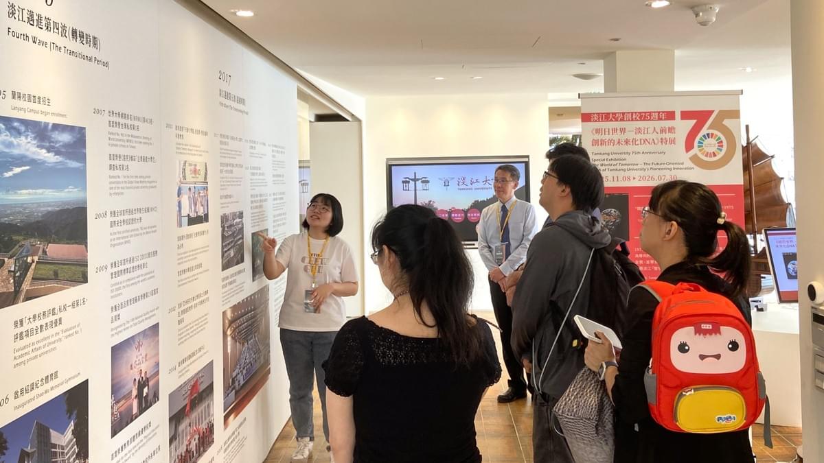 資圖系系主任張玄菩及多位校友蒞臨參觀,由校史館工讀生資圖系鄒珊熹導覽解說(攝影/圖書館王緯麒) 資圖系系主任張玄菩及多位校友蒞臨參觀,由校史館工讀生資圖系鄒珊熹導覽解說(攝影/圖書館王緯麒)