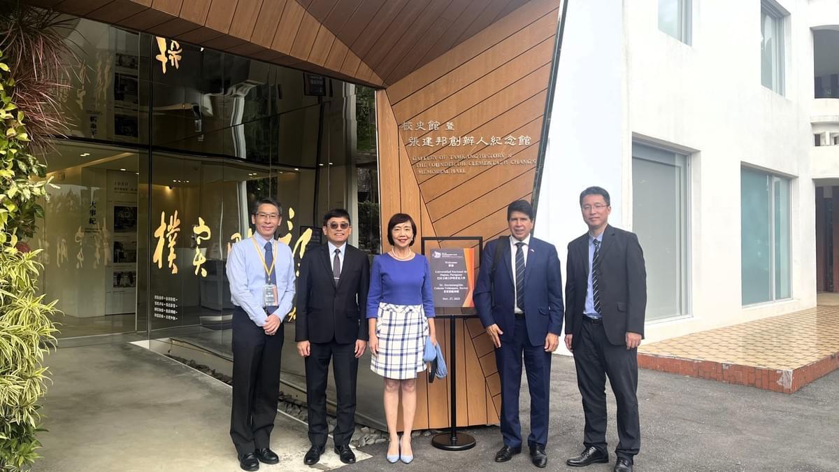 巴拉圭國立伊塔普亞大學(Universidad Nacional de Itapua, Paraguay)校長Dr. Hermenegildo Cohene Velázquez(右二)及教育部國際司二等教育秘書陳鈺林(右一)蒞臨校史館,由本校國際事務副校長陳小雀(左三)、國際暨兩岸事務處國際長葉劍木(左二)陪同參觀,圖書館校史組書記何政興(左一)導覽解說。(攝影/圖書館蔡羽彤) 巴拉圭國立伊塔普亞大學(Universidad Nacional de Itapua, Paraguay)校長Dr. Hermenegildo Cohene Velázquez(右二)及教育部國際司二等教育秘書陳鈺林(右一)蒞臨校史館,由本校國際事務副校長陳小雀(左三)、國際暨兩岸事務處國際長葉劍木(左二)陪同參觀,圖書館校史組書記何政興(左一)導覽解說。(攝影/圖書館蔡羽彤)